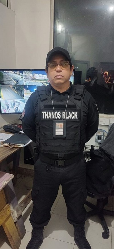 GUARDIA EN CASETA DE VIGILANCIA